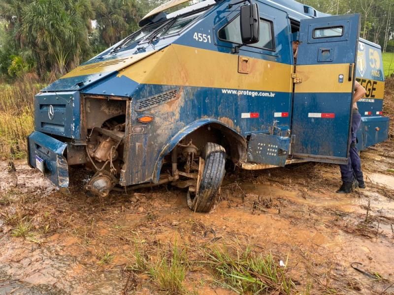 Colisão frontal entre Strada e carro forte deixou duas pessoas gravemente feridas nesta sexta-feira em RO Colisão frontal entre Strada e carro forte deixou duas pessoas gravemente feridas nesta sexta-feira em RO