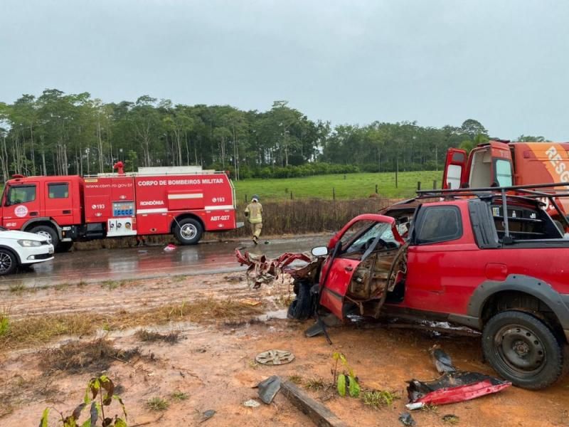 Colisão frontal entre Strada e carro forte deixou duas pessoas gravemente feridas nesta sexta-feira em RO Colisão frontal entre Strada e carro forte deixou duas pessoas gravemente feridas nesta sexta-feira em RO