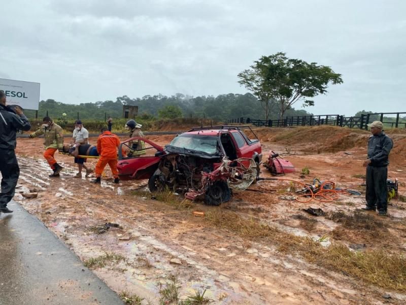 Colisão frontal entre Strada e carro forte deixou duas pessoas gravemente feridas nesta sexta-feira em RO Colisão frontal entre Strada e carro forte deixou duas pessoas gravemente feridas nesta sexta-feira em RO