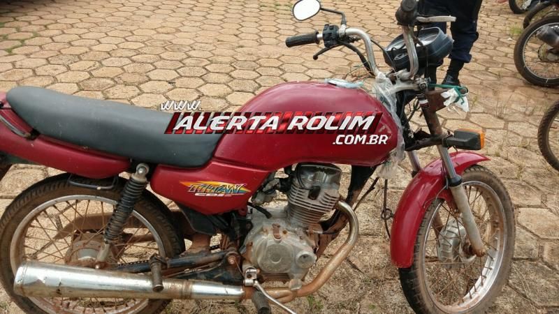 Moto com restrição de roubo/furto foi abandonada em frente portão de frigorífico em Rolim de Moura Moto com restrição de roubo/furto foi abandonada em frente portão de frigorífico em Rolim de Moura