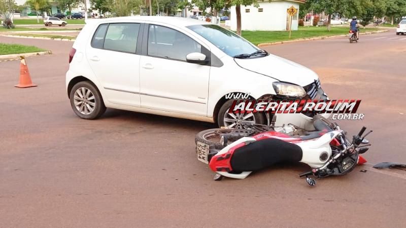 Motociclista ficou ferido em acidente de trânsito nesta tarde em Rolim de Moura Motociclista ficou ferido em acidente de trânsito nesta tarde em Rolim de Moura