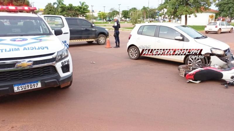 Motociclista ficou ferido em acidente de trânsito nesta tarde em Rolim de Moura Motociclista ficou ferido em acidente de trânsito nesta tarde em Rolim de Moura