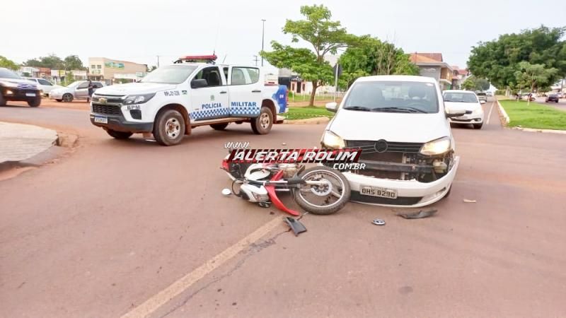 Motociclista ficou ferido em acidente de trânsito nesta tarde em Rolim de Moura Motociclista ficou ferido em acidente de trânsito nesta tarde em Rolim de Moura