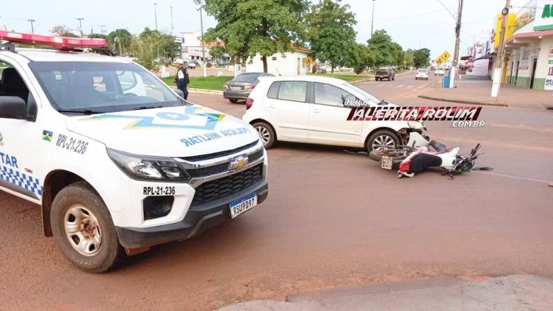 Motociclista ficou ferido em acidente de trânsito nesta tarde em Rolim de Moura Motociclista ficou ferido em acidente de trânsito nesta tarde em Rolim de Moura