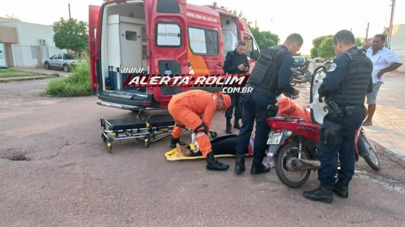 Mulher foi socorrida pelos bombeiros, após colisão entre moto e carro em Rolim de Moura, no quarto acidente registrado na quarta-feira Mulher foi socorrida pelos bombeiros, após colisão entre moto e carro em Rolim de Moura, no quarto acidente registrado na quarta-feira