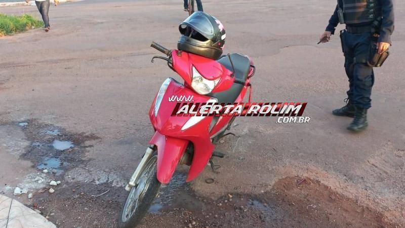 Mulher foi socorrida pelos bombeiros, após colisão entre moto e carro em Rolim de Moura, no quarto acidente registrado na quarta-feira Mulher foi socorrida pelos bombeiros, após colisão entre moto e carro em Rolim de Moura, no quarto acidente registrado na quarta-feira