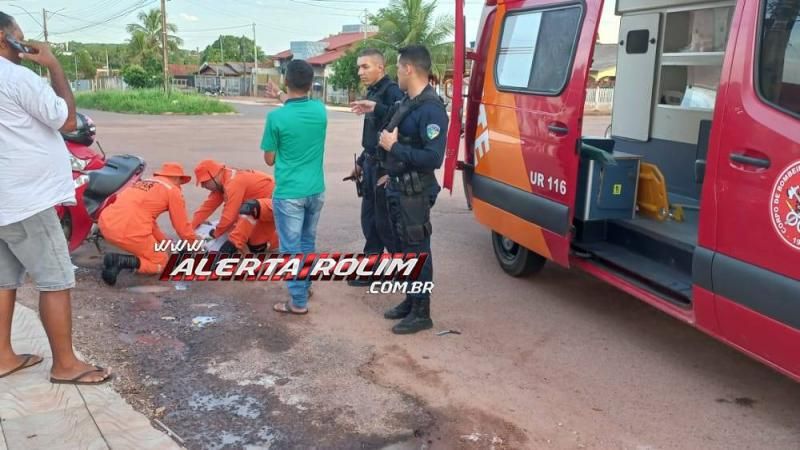 Mulher foi socorrida pelos bombeiros, após colisão entre moto e carro em Rolim de Moura, no quarto acidente registrado na quarta-feira Mulher foi socorrida pelos bombeiros, após colisão entre moto e carro em Rolim de Moura, no quarto acidente registrado na quarta-feira