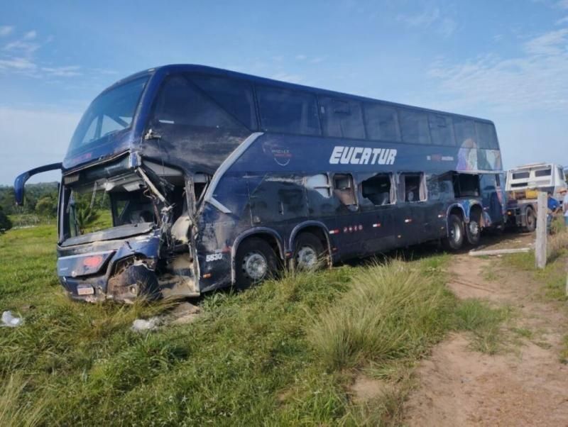 Ônibus da Eucatur e caminhão colidiram frontalmente nessa madrugada na BR 364 entre Cacoal e Presidente Médici Ônibus da Eucatur e caminhão colidiram frontalmente nessa madrugada na BR 364 entre Cacoal e Presidente Médici