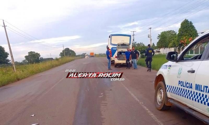 Duas passageiras de táxi ficaram feridas, após colisão entre automóvel e ônibus, na RO 010 em Rolim de Moura Duas passageiras de táxi ficaram feridas, após colisão entre automóvel e ônibus, na RO 010 em Rolim de Moura