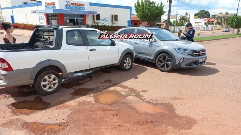 Terceiro acidente de trânsito do dia envolveu dois carros no bairro Boa Esperança em Rolim de Moura Terceiro acidente de trânsito do dia envolveu dois carros no bairro Boa Esperança em Rolim de Moura