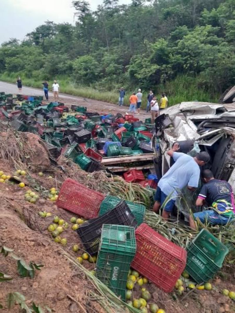 Veja fotos do caminhão que tombou e deixou BR 364 interditada entre Pimenta Bueno e Vilhena Veja fotos do caminhão que tombou e deixou BR 364 interditada entre Pimenta Bueno e Vilhena