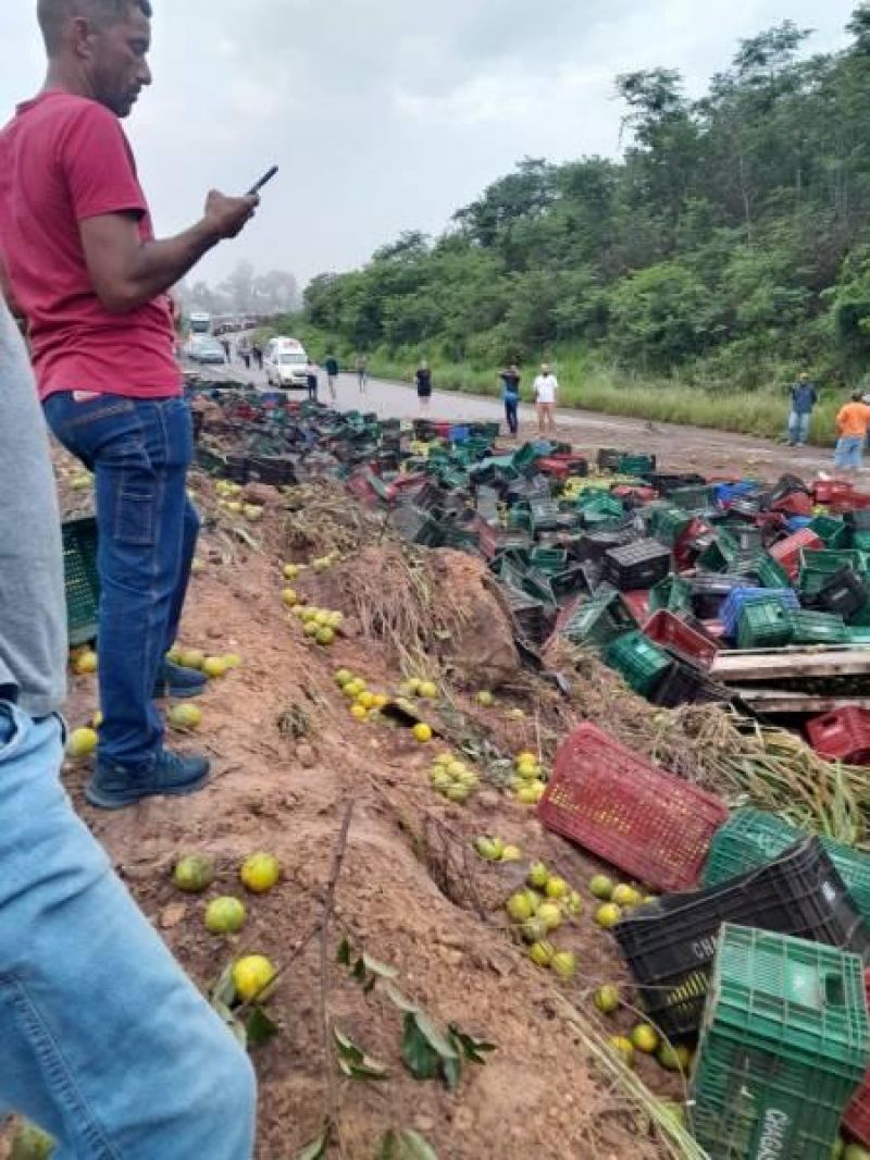 Veja fotos do caminhão que tombou e deixou BR 364 interditada entre Pimenta Bueno e Vilhena Veja fotos do caminhão que tombou e deixou BR 364 interditada entre Pimenta Bueno e Vilhena