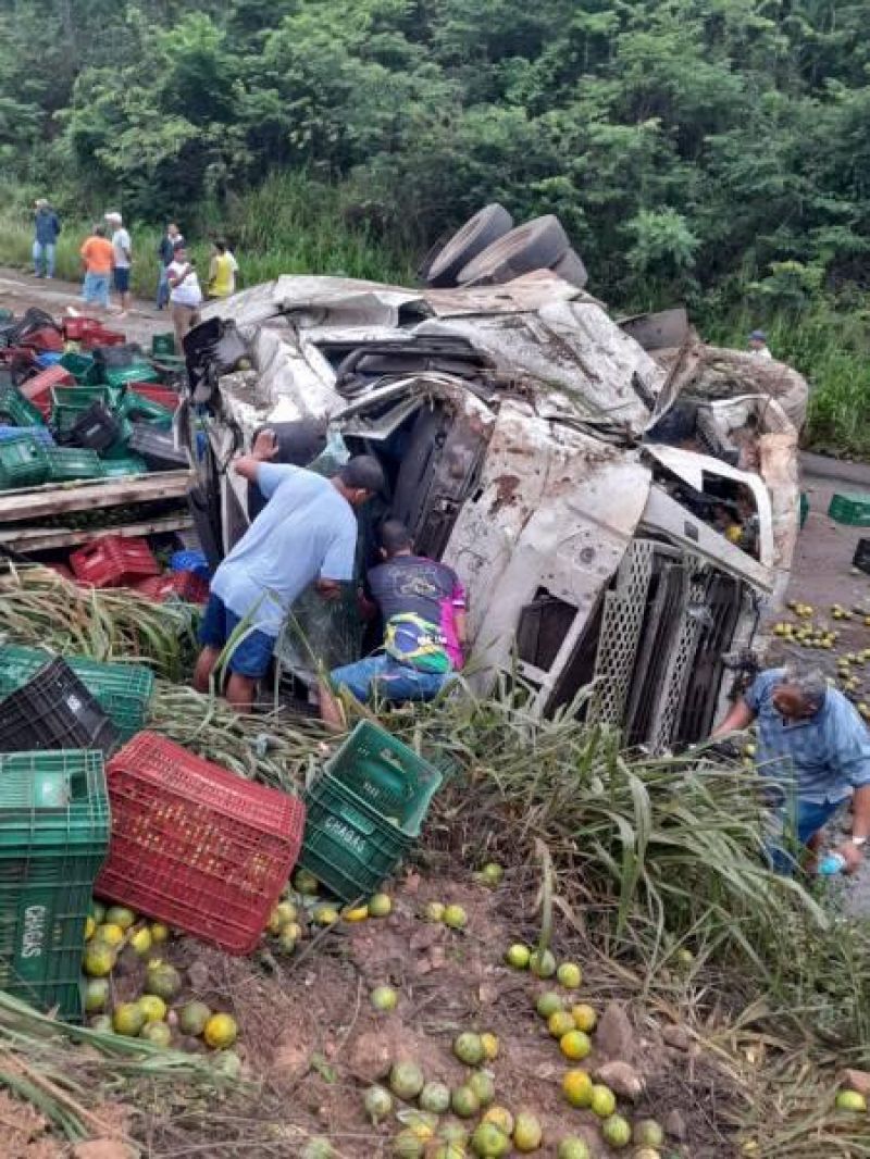Veja fotos do caminhão que tombou e deixou BR 364 interditada entre Pimenta Bueno e Vilhena Veja fotos do caminhão que tombou e deixou BR 364 interditada entre Pimenta Bueno e Vilhena
