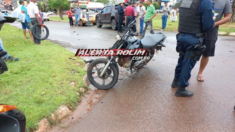 Acidente envolveu caminhonete e moto deixou passageira com fratura na perna nesta tarde em Rolim de Moura - Vídeo Acidente envolveu caminhonete e moto deixou passageira com fratura na perna nesta tarde em Rolim de Moura - Vídeo