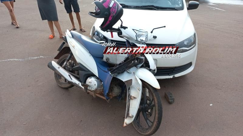 Acidente de trânsito deixou condutora de moto com ferimento na perna nesta tarde em Rolim de Moura - Vídeo Acidente de trânsito deixou condutora de moto com ferimento na perna nesta tarde em Rolim de Moura - Vídeo