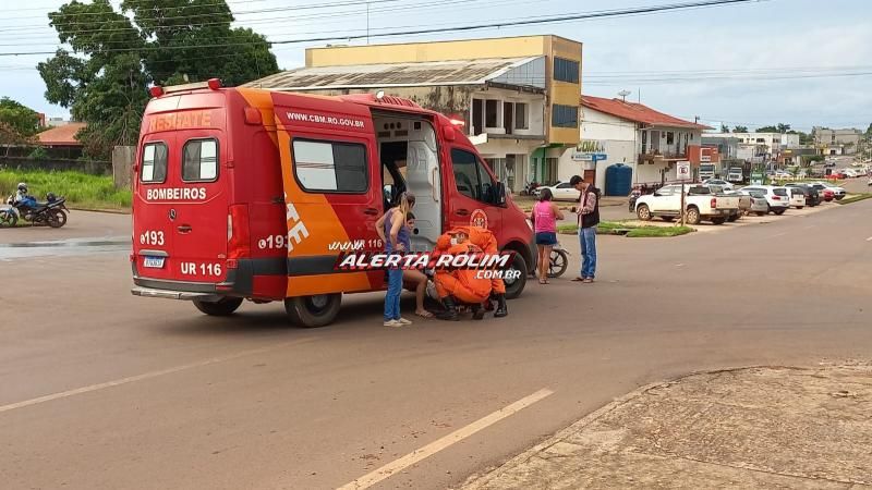 Acidente de trânsito deixou condutora de moto com ferimento na perna nesta tarde em Rolim de Moura - Vídeo Acidente de trânsito deixou condutora de moto com ferimento na perna nesta tarde em Rolim de Moura - Vídeo