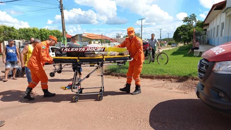 Acidente de trânsito na tarde deste sábado deixou motociclista com fratura na perna em Rolim de Moura - Vídeo Acidente de trânsito na tarde deste sábado deixou motociclista com fratura na perna em Rolim de Moura - Vídeo