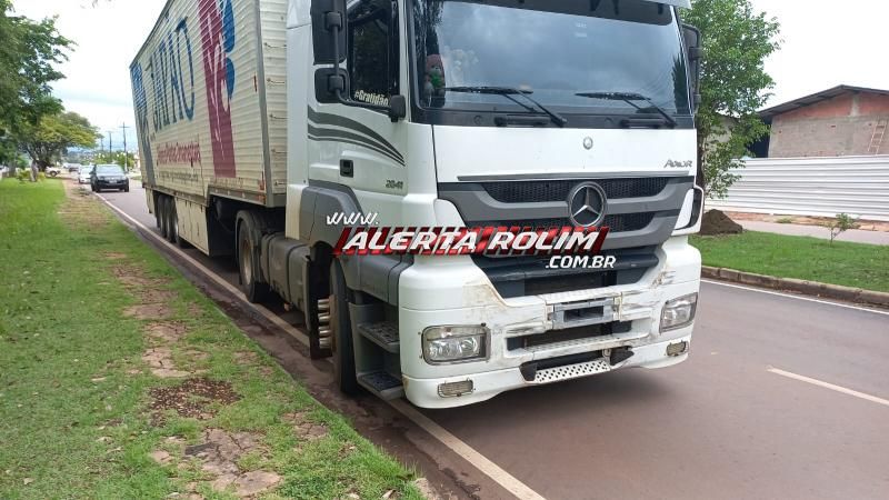 Carro rodou na pista após ser atingido por carreta nesta terça-feira em Rolim de Moura - Vídeo Carro rodou na pista após ser atingido por carreta nesta terça-feira em Rolim de Moura - Vídeo