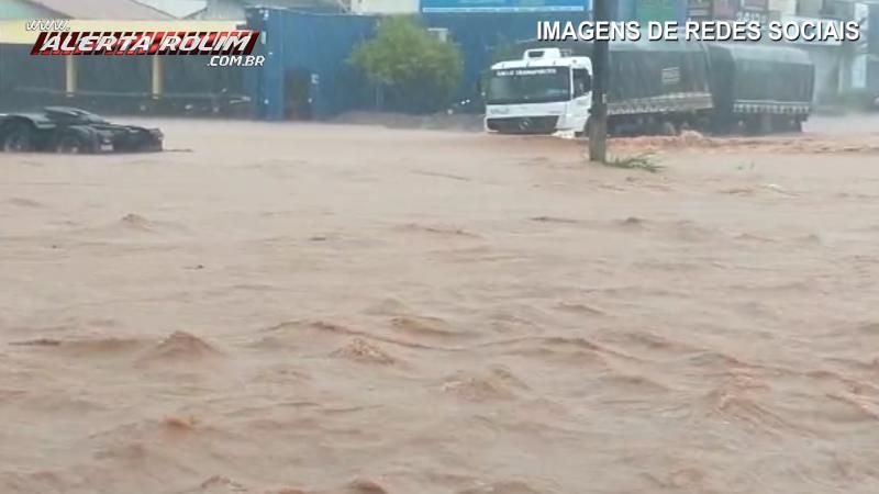 Devido as fortes chuvas, vários pontos de alagamentos foram registrados em Rolim de Moura Devido as fortes chuvas, vários pontos de alagamentos foram registrados em Rolim de Moura