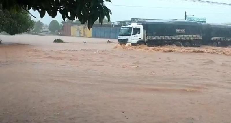 Devido as fortes chuvas, vários pontos de alagamentos foram registrados em Rolim de Moura Devido as fortes chuvas, vários pontos de alagamentos foram registrados em Rolim de Moura