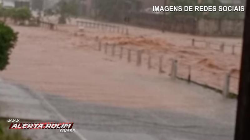 Devido as fortes chuvas, vários pontos de alagamentos foram registrados em Rolim de Moura Devido as fortes chuvas, vários pontos de alagamentos foram registrados em Rolim de Moura