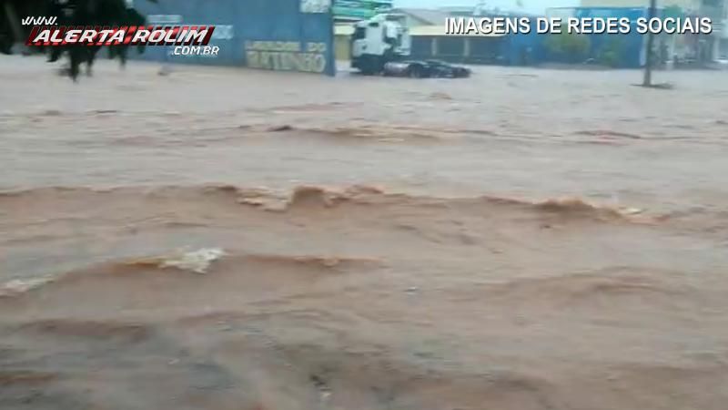 Devido as fortes chuvas, vários pontos de alagamentos foram registrados em Rolim de Moura Devido as fortes chuvas, vários pontos de alagamentos foram registrados em Rolim de Moura