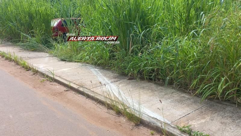Motorista abandonou veículo após bater em caminhão estacionado no bairro Cidade Alta Motorista abandonou veículo após bater em caminhão estacionado no bairro Cidade Alta