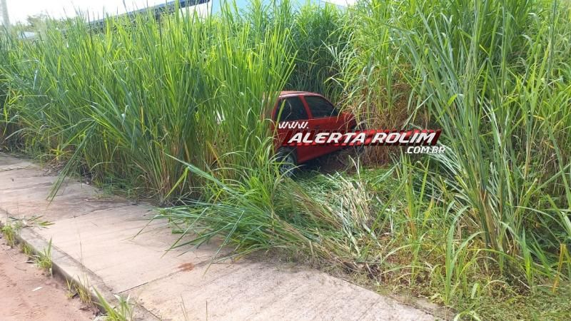 Motorista abandonou veículo após bater em caminhão estacionado no bairro Cidade Alta Motorista abandonou veículo após bater em caminhão estacionado no bairro Cidade Alta