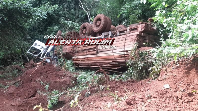 Motorista morreu após caminhão tombar na região de Vila Bosco Motorista morreu após caminhão tombar na região de Vila Bosco