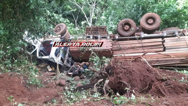 Motorista morreu após caminhão tombar na região de Vila Bosco Motorista morreu após caminhão tombar na região de Vila Bosco