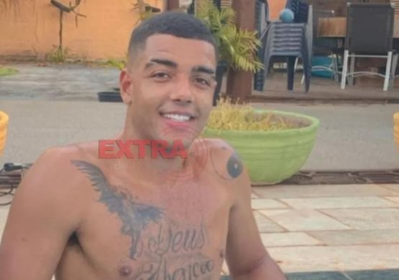 Suspeito de matar a tiros “Juninho Laçador” e deixar outro em estado grave na UTI se entrega na delegacia de Vilhena Suspeito de matar a tiros “Juninho Laçador” e deixar outro em estado grave na UTI se entrega na delegacia de Vilhena
