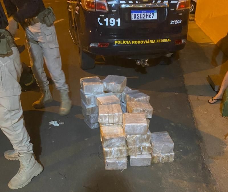 URGENTE - Dois policiais militares foram presos pela PRF, PM e PC com cerca de 500 kg de drogas em Vilhena URGENTE - Dois policiais militares foram presos pela PRF, PM e PC com cerca de 500 kg de drogas em Vilhena