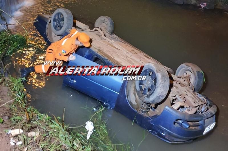 URGENTE - Motorista morreu após carro capotar dentro de córrego nesta madrugada em Rolim de Moura URGENTE - Motorista morreu após carro capotar dentro de córrego nesta madrugada em Rolim de Moura