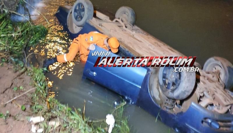 URGENTE - Motorista morreu após carro capotar dentro de córrego nesta madrugada em Rolim de Moura URGENTE - Motorista morreu após carro capotar dentro de córrego nesta madrugada em Rolim de Moura