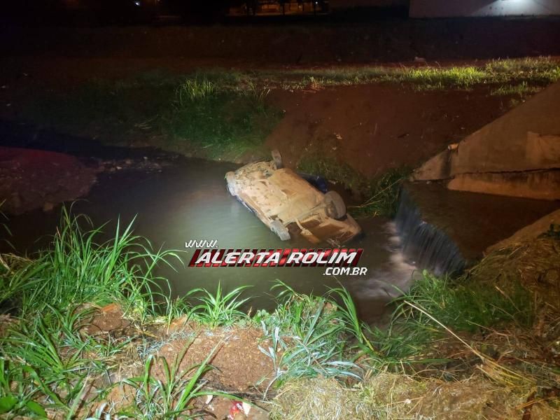 URGENTE - Motorista morreu após carro capotar dentro de córrego nesta madrugada em Rolim de Moura URGENTE - Motorista morreu após carro capotar dentro de córrego nesta madrugada em Rolim de Moura