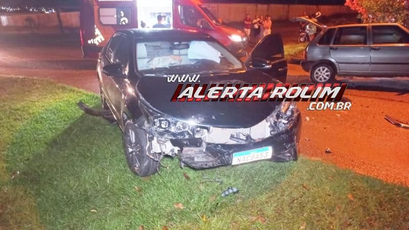 Violenta colisão entre dois carros foi registrada na noite de quarta-feira em Rolim de Moura Violenta colisão entre dois carros foi registrada na noite de quarta-feira em Rolim de Moura