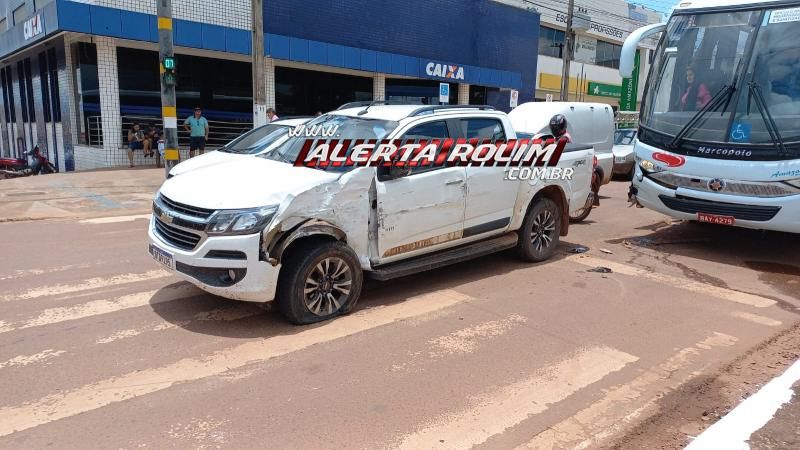 Colisão lateral entre ônibus e caminhonete foi registrada nesta terça-feira em Rolim de Moura Colisão lateral entre ônibus e caminhonete foi registrada nesta terça-feira em Rolim de Moura