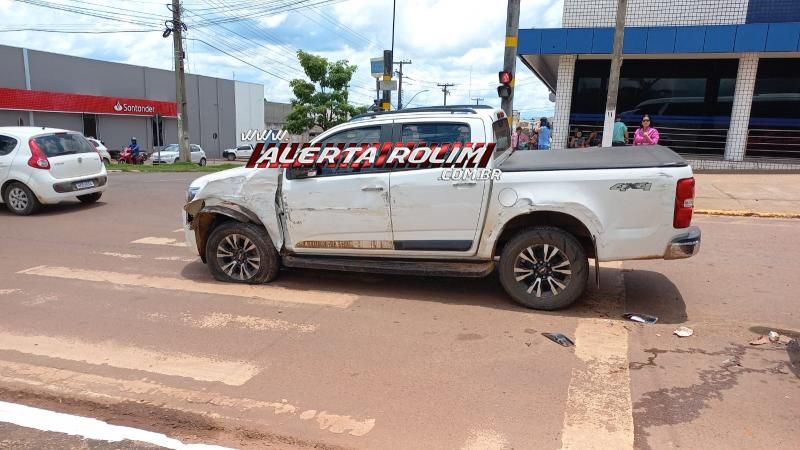 Colisão lateral entre ônibus e caminhonete foi registrada nesta terça-feira em Rolim de Moura Colisão lateral entre ônibus e caminhonete foi registrada nesta terça-feira em Rolim de Moura
