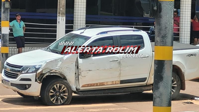 Colisão lateral entre ônibus e caminhonete foi registrada nesta terça-feira em Rolim de Moura Colisão lateral entre ônibus e caminhonete foi registrada nesta terça-feira em Rolim de Moura