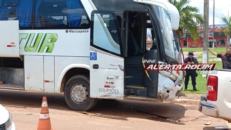 Colisão lateral entre ônibus e caminhonete foi registrada nesta terça-feira em Rolim de Moura Colisão lateral entre ônibus e caminhonete foi registrada nesta terça-feira em Rolim de Moura