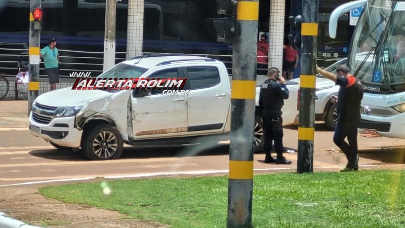 Colisão lateral entre ônibus e caminhonete foi registrada nesta terça-feira em Rolim de Moura Colisão lateral entre ônibus e caminhonete foi registrada nesta terça-feira em Rolim de Moura