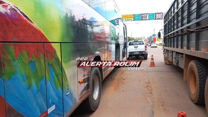 Colisão lateral entre ônibus e caminhonete foi registrada nesta terça-feira em Rolim de Moura Colisão lateral entre ônibus e caminhonete foi registrada nesta terça-feira em Rolim de Moura