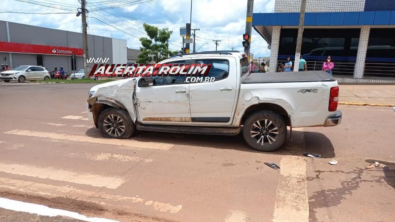 Colisão lateral entre ônibus e caminhonete foi registrada nesta terça-feira em Rolim de Moura Colisão lateral entre ônibus e caminhonete foi registrada nesta terça-feira em Rolim de Moura