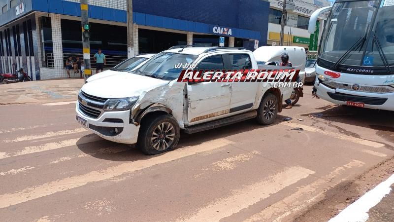 Colisão lateral entre ônibus e caminhonete foi registrada nesta terça-feira em Rolim de Moura Colisão lateral entre ônibus e caminhonete foi registrada nesta terça-feira em Rolim de Moura