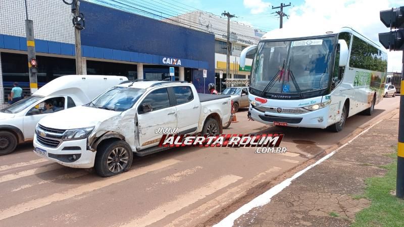 Colisão lateral entre ônibus e caminhonete foi registrada nesta terça-feira em Rolim de Moura Colisão lateral entre ônibus e caminhonete foi registrada nesta terça-feira em Rolim de Moura
