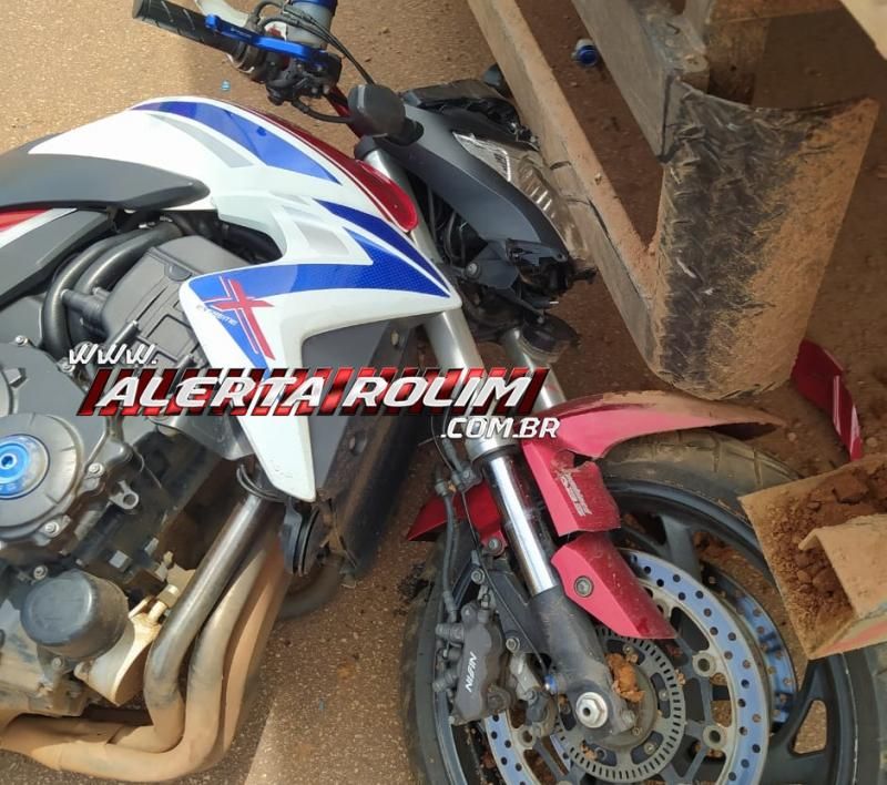 Condutor de CB 1000 ficou ferido após bater na lateral de caminhão que avançou a via neste sábado em Rolim de Moura Condutor de CB 1000 ficou ferido após bater na lateral de caminhão que avançou a via neste sábado em Rolim de Moura