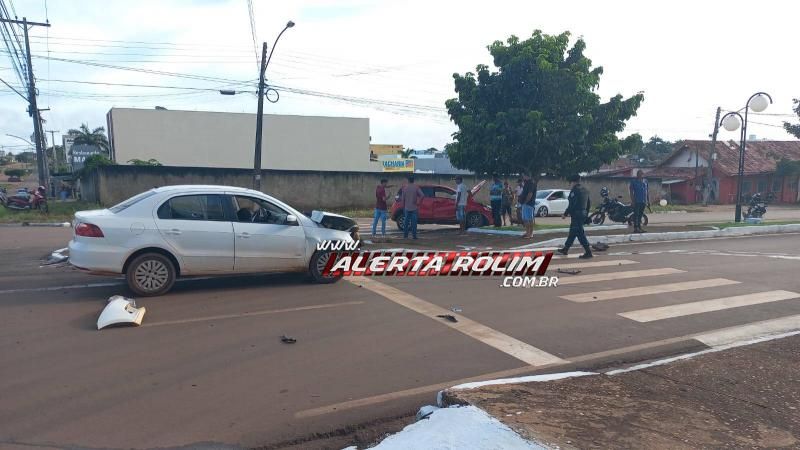 Acidente entre dois carros foi registrado na área central de Rolim de Moura; Vídeo Acidente entre dois carros foi registrado na área central de Rolim de Moura; Vídeo