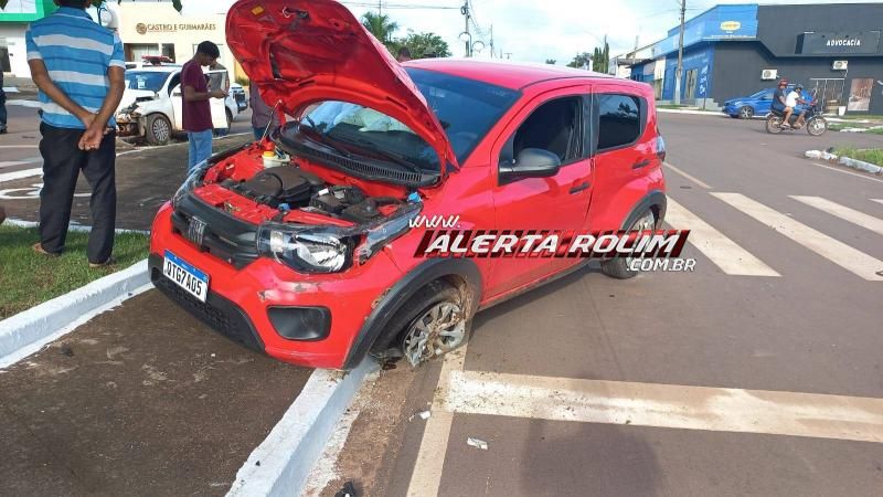 Acidente entre dois carros foi registrado na área central de Rolim de Moura; Vídeo Acidente entre dois carros foi registrado na área central de Rolim de Moura; Vídeo