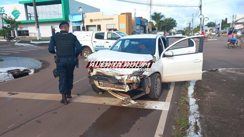 Acidente entre dois carros foi registrado na área central de Rolim de Moura; Vídeo Acidente entre dois carros foi registrado na área central de Rolim de Moura; Vídeo