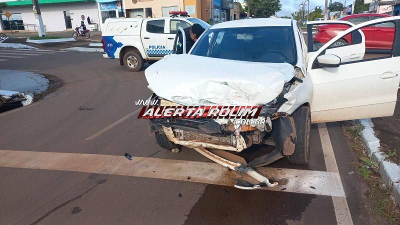 Acidente entre dois carros foi registrado na área central de Rolim de Moura; Vídeo Acidente entre dois carros foi registrado na área central de Rolim de Moura; Vídeo